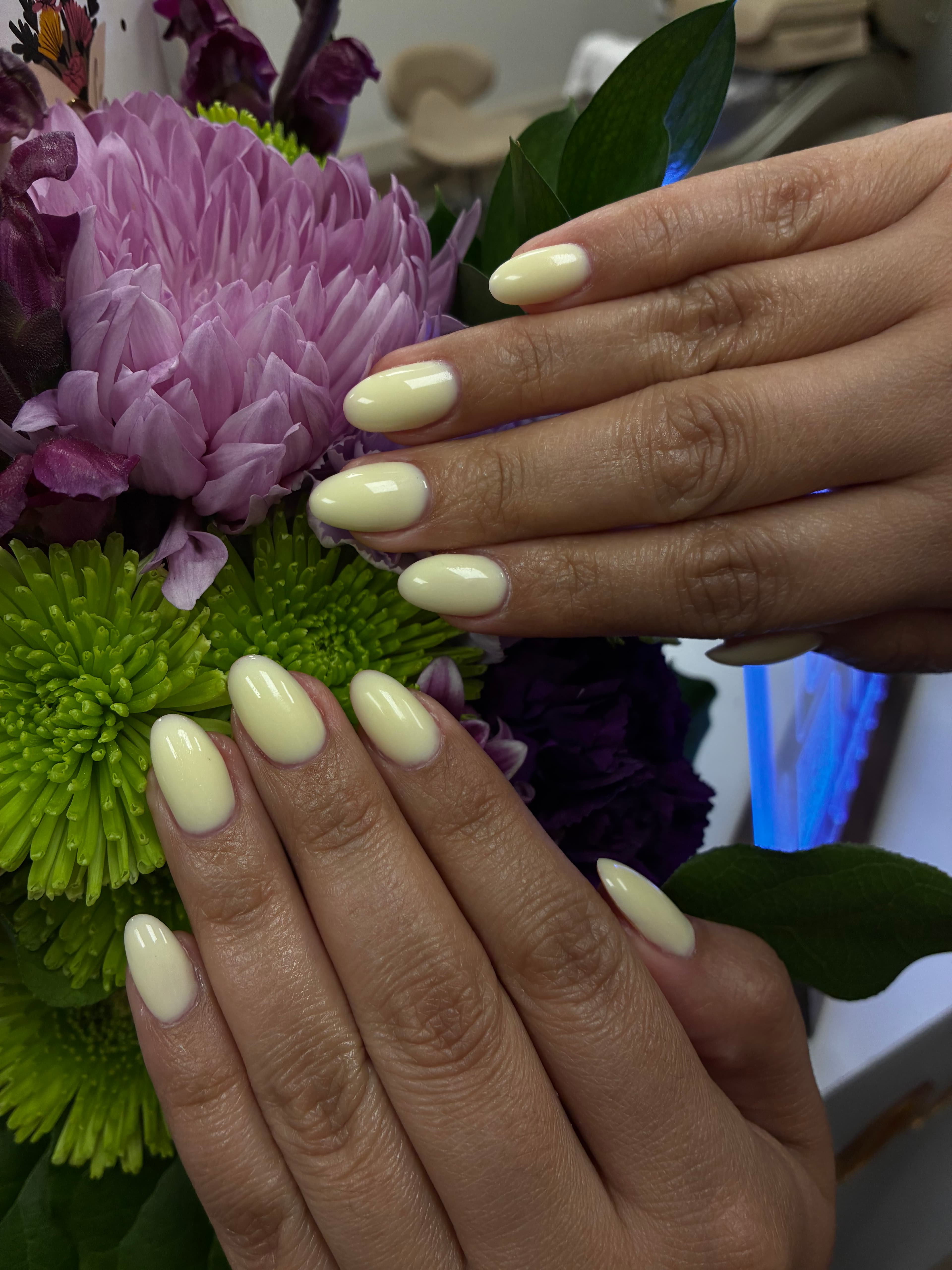 Uñas crema con flores